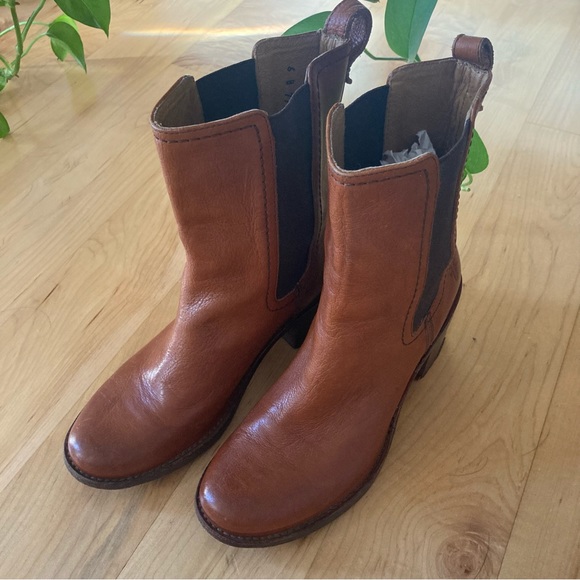 Frye | leather chelsea boots size 6 - Picture 4 of 6